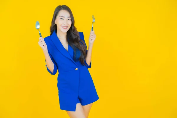 Retrato Hermosa Joven Asiática Mujer Sonrisa Con Cuchara Tenedor Color —  Fotos de Stock