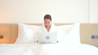 Evde dizüstü bilgisayarla çalışan Asyalı kadının görüntüleri.