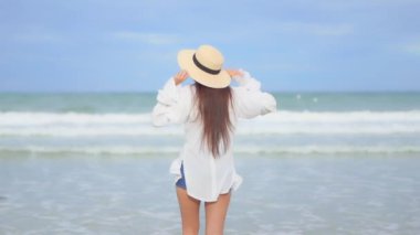 Otelde yüzme havuzunda dinlenen Asyalı güzel bir kadının görüntüsü.