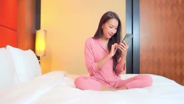 Footage Beautiful Asian Woman Using Smartphone Home — Stock Video