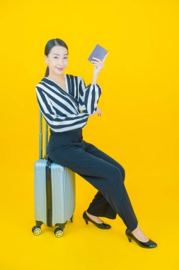 Çantalı ve pasaportlu güzel Asyalı kadın seyahate hazır.