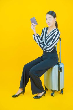 Çantalı ve pasaportlu güzel Asyalı kadın seyahate hazır.