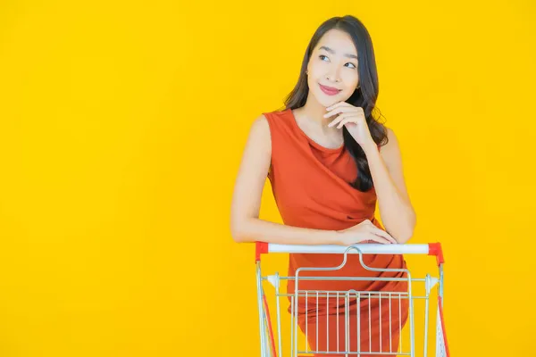 Portrait Belle Jeune Femme Asiatique Sourire Avec Panier Épicerie Supermarché — Photo