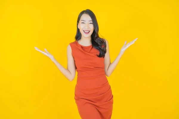 Retrato Bonito Jovem Asiático Mulher Sorriso Com Ação Cor Fundo — Fotografia de Stock