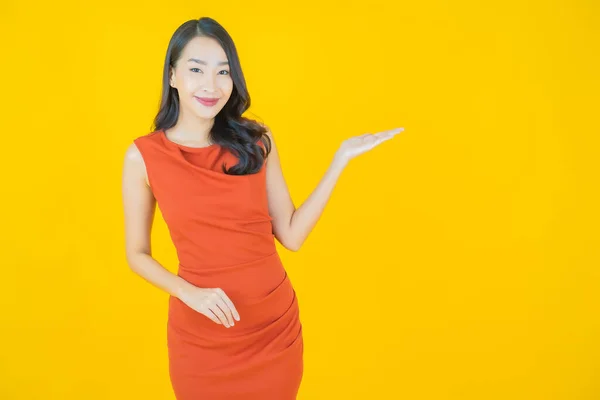 Retrato Hermosa Joven Asiática Mujer Sonrisa Con Acción Color Fondo —  Fotos de Stock