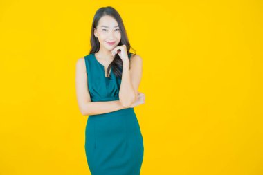 Portre güzel Asyalı kadın gülümsüyor. Renkli arka planda hareket var.