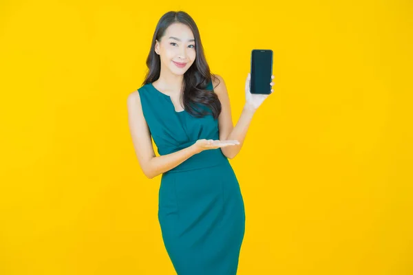 Portré Gyönyörű Fiatal Ázsiai Mosoly Okos Mobiltelefon Színes Háttér — Stock Fotó