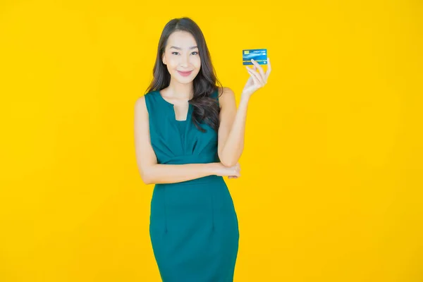 Portré Gyönyörű Fiatal Ázsiai Mosoly Hitelkártyával Színes Háttér — Stock Fotó