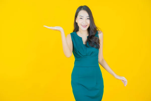 Retrato Hermosa Joven Asiática Mujer Sonrisa Con Acción Color Fondo —  Fotos de Stock