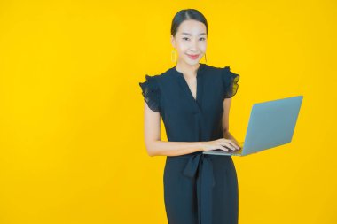 Asyalı güzel bir kadının portresi bilgisayarla izole edilmiş arka planda gülümsüyor.