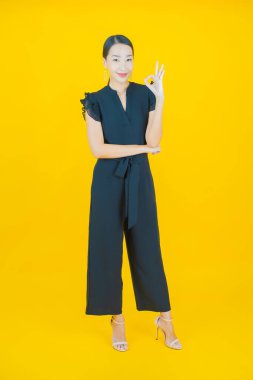 Portre güzel Asyalı kadın gülümsüyor. Renkli arka planda hareket var.