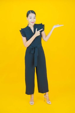 Portre güzel Asyalı kadın gülümsüyor. Renkli arka planda hareket var.