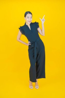 Portre güzel Asyalı kadın gülümsüyor. Renkli arka planda hareket var.