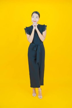 Portre güzel Asyalı kadın gülümsüyor. Renkli arka planda hareket var.