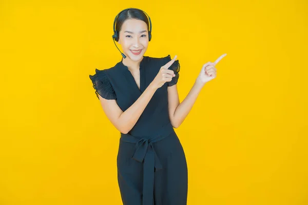 서비스 센터가 노란색 배경에 아름다운 아시아 여성의 초상화 — 스톡 사진