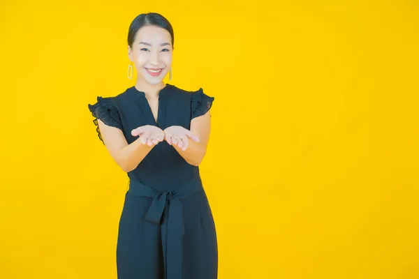 Portret Mooie Jonge Aziatische Vrouw Glimlach Met Actie Kleur Achtergrond — Stockfoto