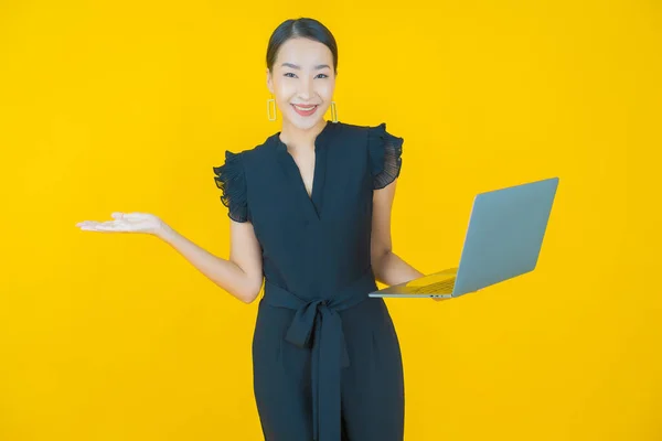 Portret Mooie Jonge Aziatische Vrouw Glimlach Met Computer Laptop Geïsoleerde — Stockfoto