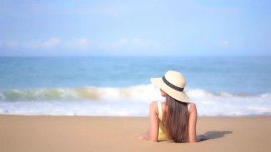 Yaz tatilinde deniz kenarında güzel bir Asyalı kadının görüntüsü.