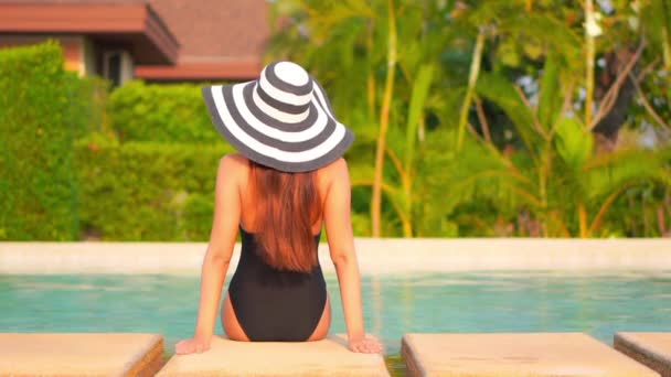Metraje Hermosa Mujer Asiática Relajándose Piscina Hotel Durante Las Vacaciones — Vídeo de stock