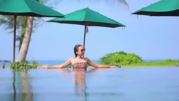 Metraje Hermosa Mujer Asiática Relajándose Piscina Hotel Durante Las Vacaciones — Vídeos de Stock