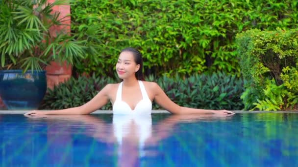 Metraje Hermosa Mujer Asiática Relajándose Piscina Hotel Durante Las Vacaciones — Vídeo de stock