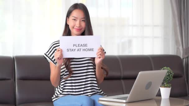 Nagranie Pięknej Młodej Azjatyckiej Kobiety Trzymającej Papier Proszę Pobyt Domu — Wideo stockowe