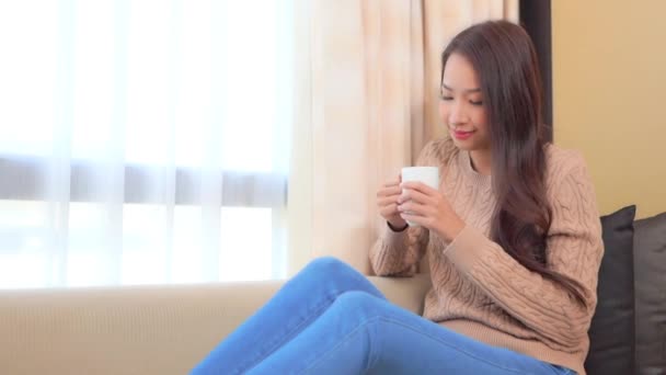 Metraje Hermosa Mujer Asiática Bebiendo Casa Durante Cuarentena — Vídeos de Stock