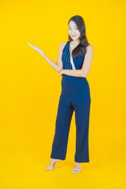 Portre güzel Asyalı kadın gülümsüyor. Renkli arka planda hareket var.