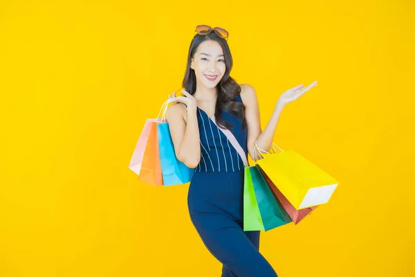 Porträtt Vacker Ung Asiatisk Kvinna Leende Med Shoppingväska Färg Bakgrund — Stockfoto