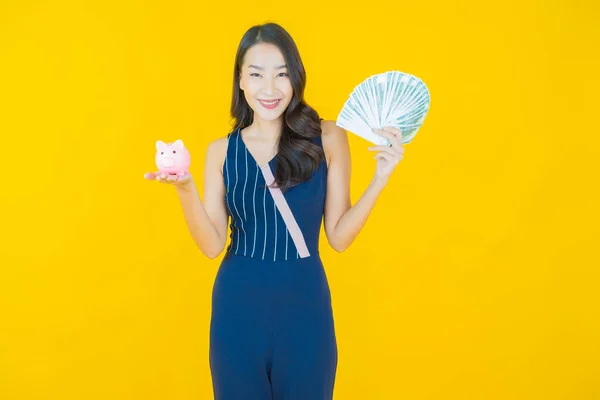 Retrato Hermosa Joven Asiática Mujer Sonrisa Con Montón Dinero Efectivo —  Fotos de Stock