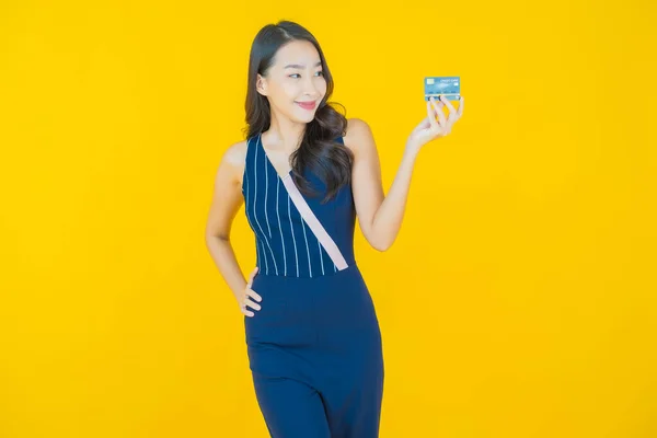 Retrato Hermosa Joven Asiática Mujer Sonrisa Con Tarjeta Crédito Color —  Fotos de Stock