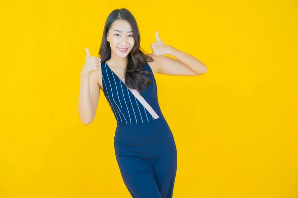 Retrato Hermosa Joven Asiática Mujer Sonrisa Con Acción Color Fondo —  Fotos de Stock