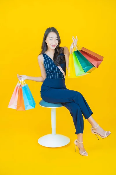 Retrato Hermosa Joven Mujer Asiática Sonrisa Con Bolsa Compras Fondo — Foto de Stock