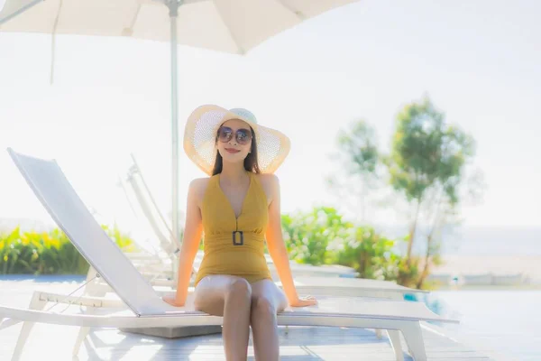 Retrato Hermosa Joven Mujer Asiática Feliz Sonrisa Relajarse Alrededor Piscina —  Fotos de Stock