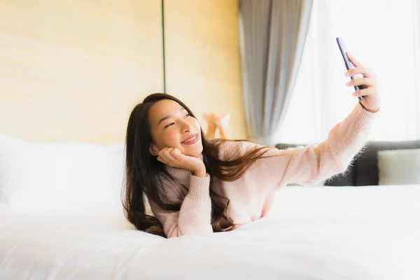 Ritratto Bella Giovane Donna Asiatica Con Tazza Caffè Telefono Cellulare — Foto Stock