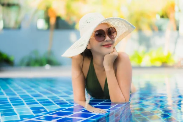 Retrato Bela Jovem Asiática Mulher Relaxar Torno Piscina Hotel Resort — Fotografia de Stock