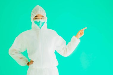 Güzel, genç Asyalı doktor kadın portre. Koronavirüsten ya da mavi arka planda kovid19 'dan korunmak için ppe ya da kişisel koruyucu ekipman takıyor.