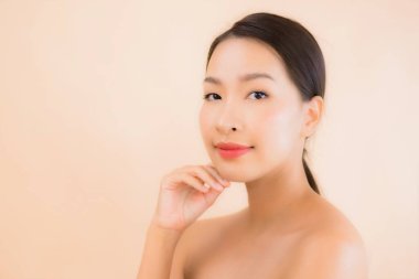 Güzellik kaplıcaları ve kozmetik makyaj anlayışı olan Asyalı güzel bir kadın portresi.