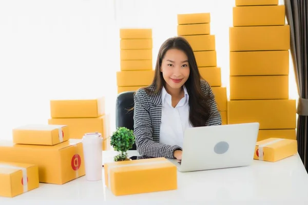 Portret Mooie Jonge Aziatische Zakenvrouw Werk Vanuit Huis Met Laptop — Stockfoto