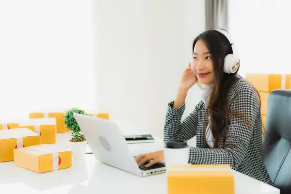 Güzel Bir Asyalı Kadın Portresi Müzik Dinlemek Için Kulaklık Kullanır — Stok fotoğraf