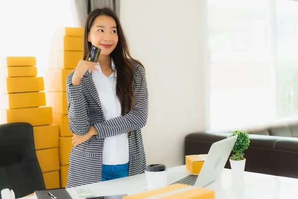 Retrato Hermosa Mujer Asiática Joven Trabajo Desde Casa Con Tarjeta —  Fotos de Stock