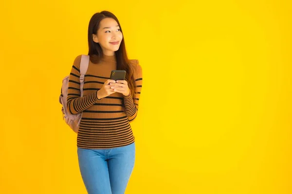 Porträtt Vackra Unga Asiatiska Kvinna Med Bagpack Använda Smart Mobiltelefon — Stockfoto