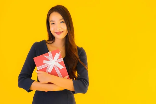 Portret Mooie Jonge Aziatische Vrouw Met Giftbox Geel Geïsoleerde Achtergrond — Stockfoto