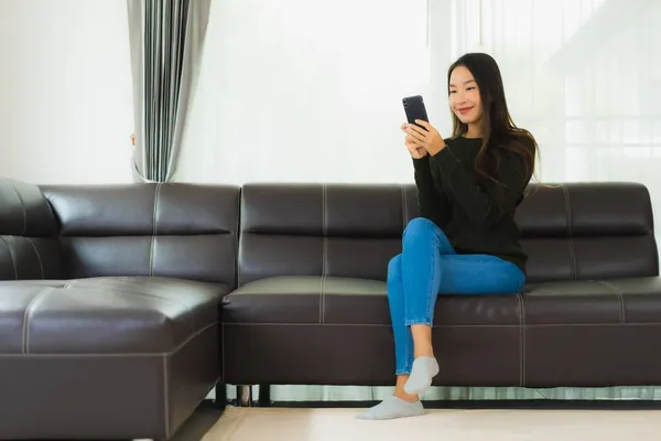 Portret Piękna Młoda Azjatycka Kobieta Używać Inteligentny Telefon Komórkowy Lub — Zdjęcie stockowe
