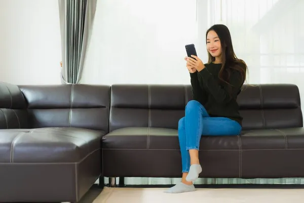 Porträt Schöne Junge Asiatische Frau Verwenden Smartphone Oder Handy Auf — Stockfoto