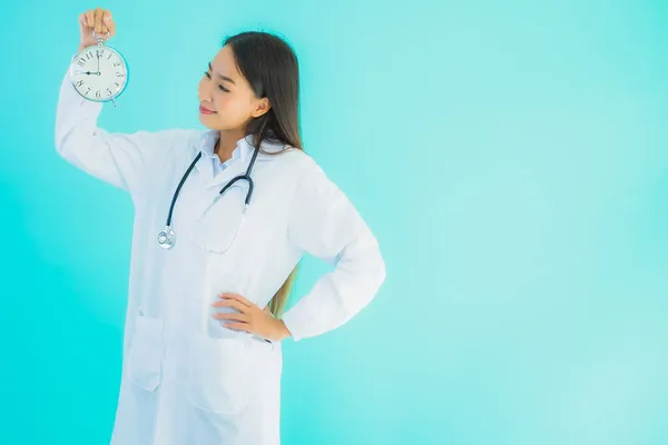 Retrato Hermosa Joven Asiática Médico Mujer Con Reloj Alarma Azul — Foto de Stock