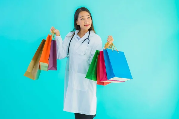 Retrato Hermosa Joven Asiática Médico Mujer Con Colorido Bolso Compras — Foto de Stock