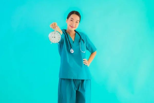 Portriat Bella Giovane Asiatico Medico Donna Spettacolo Orologio Allarme Blu — Foto Stock