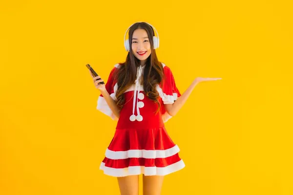 Portrait Belle Jeune Asiatique Vêtements Noël Chapeau Écouter Musique Avec — Photo