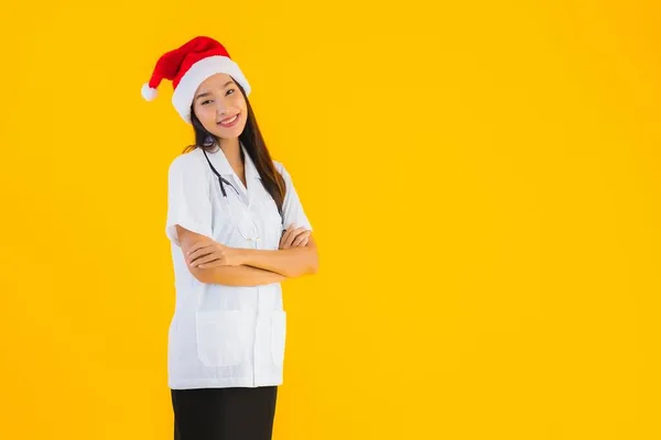 Portré Gyönyörű Fiatal Ázsiai Orvos Visel Karácsony Vagy Télapó Kalap — Stock Fotó
